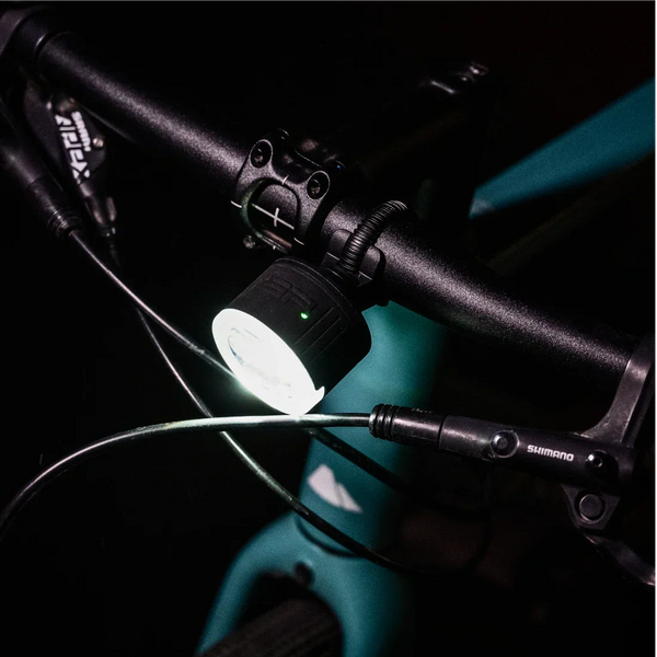 Powerful front light – up to 270 lumens